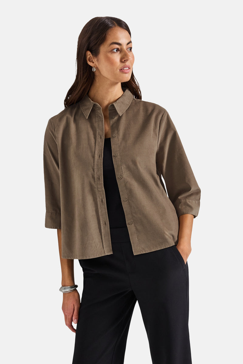 Chemisier beige à manches longues de Street One, porté ouvert avec un haut noir et un pantalon noir