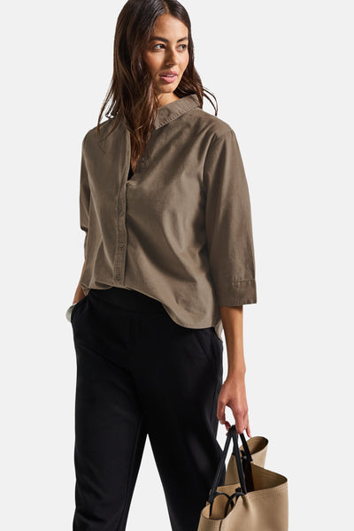 Beige blouse met lange mouwen van STREET ONE, gedragen met een zwarte broek en een handtas.