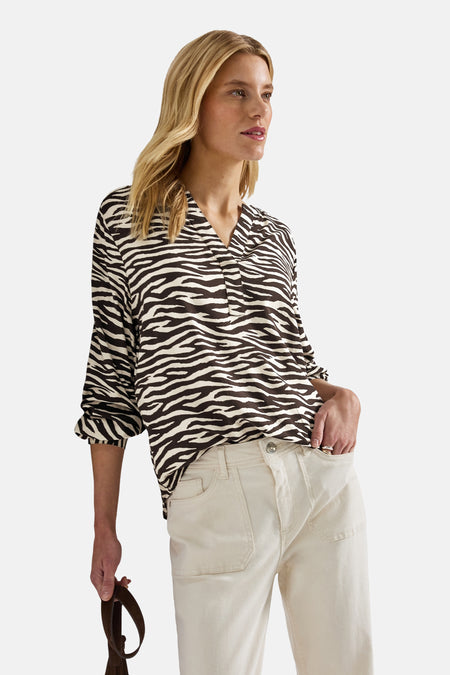 Zebramotief blouse met lange mouwen van Street One, gedragen met een beige broek met hoge taille.