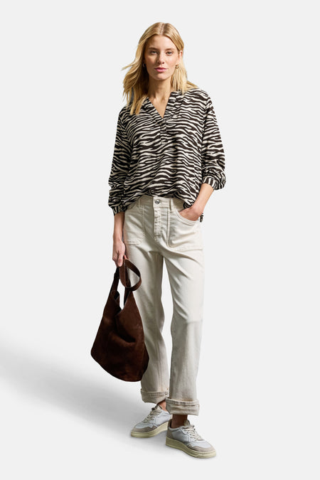 Multikleuren gestreept overhemd met lange mouwen van STREET ONE, gedragen met een beige broek, een bruine tas en sneakers.