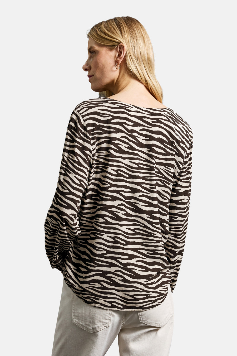 Multikleuren gestreept overhemd met lange mouwen van STREET ONE, gedragen met een lichte broek.
