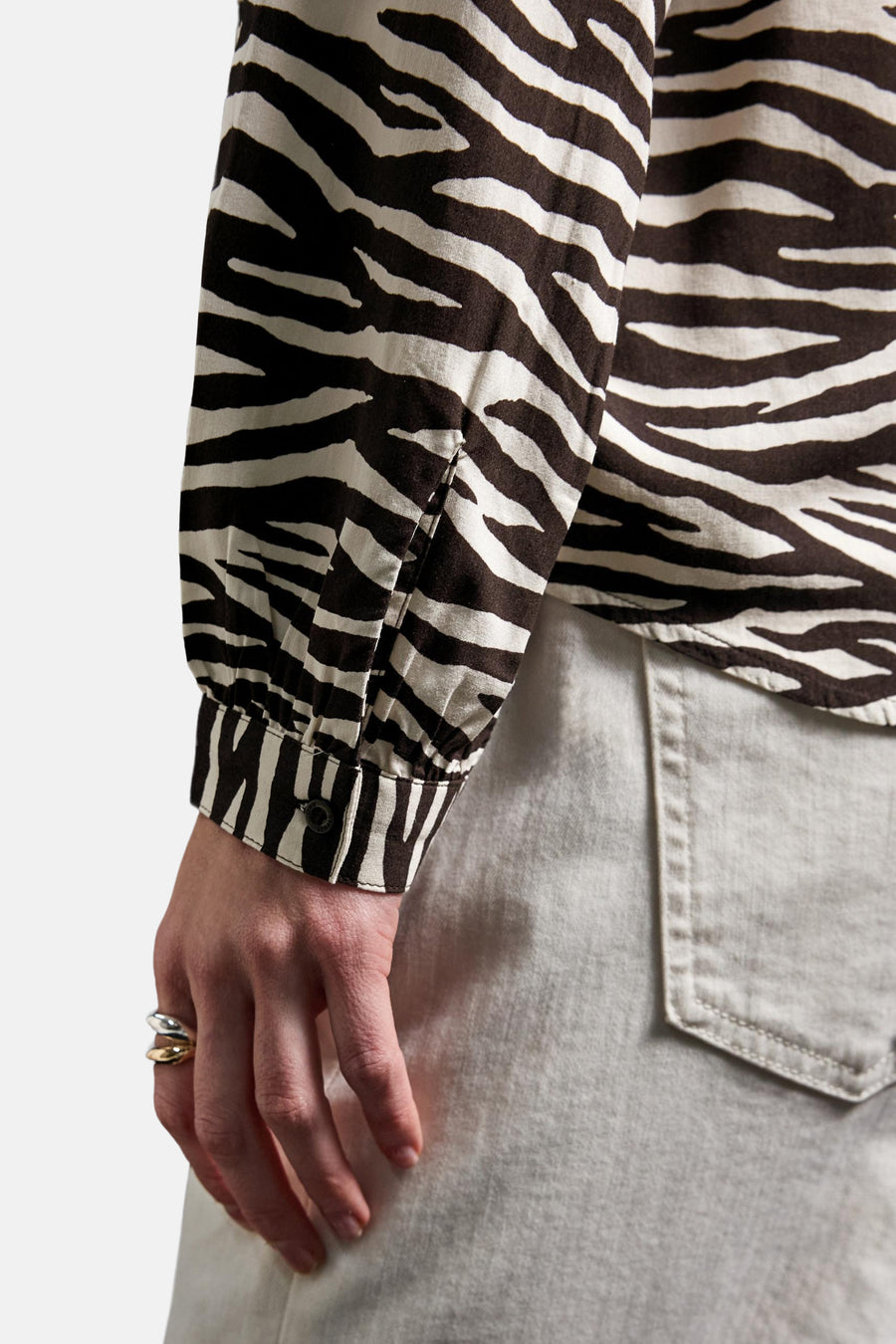 Multikleuren blouse (lange mouwen) van STREET ONE met zwart-beige zebraprint, gedragen met een lichte broek.