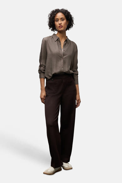Bruine blouse met lange mouwen van Street One, gedragen met een bruine broek en witte sneakers.