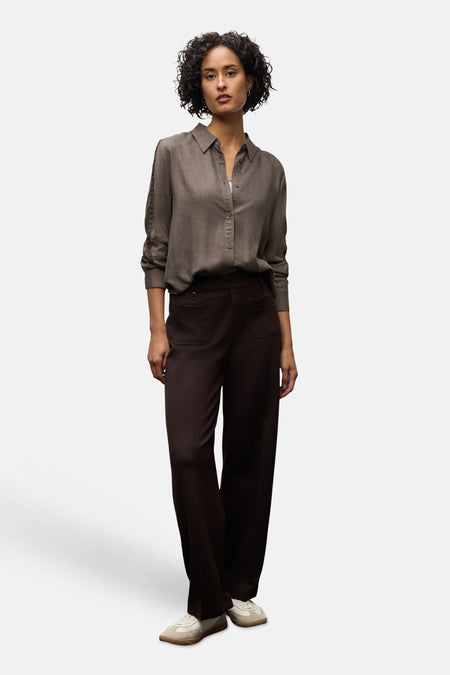 Bruine blouse met lange mouwen van Street One, gedragen met een bruine broek en witte sneakers.