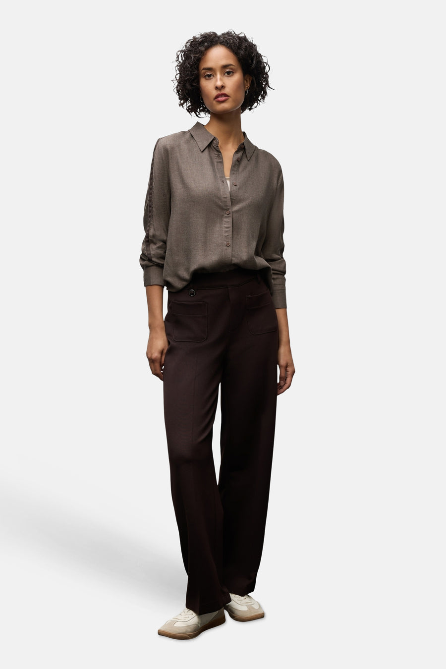 Bruine blouse met lange mouwen van Street One, gedragen met een bruine broek en witte sneakers.