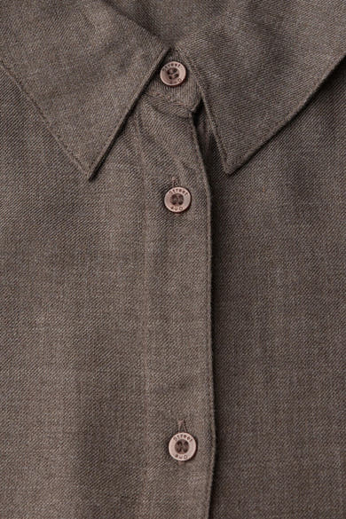 Bruine blouse met lange mouwen van Street One, decoratieve knoopdetails en klassieke kraag.