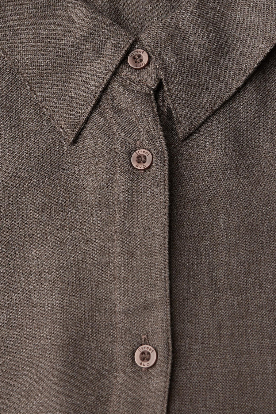 Bruine blouse met lange mouwen van Street One, decoratieve knoopdetails en klassieke kraag.