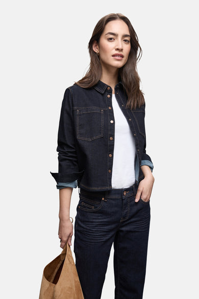 Donkerblauwe denim blouse met lange mouwen van STREET ONE, gedragen over een wit T-shirt, met een suède tas.