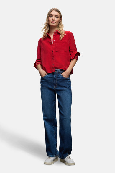 Rood overhemd met lange mouwen van STREET ONE, gedragen met een blauwe jeans en witte sneakers.