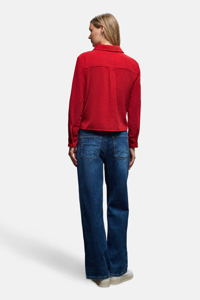 Rood overhemd met lange mouwen van Street One, ribgebreide textuur, gedragen met een high-waisted spijkerbroek.