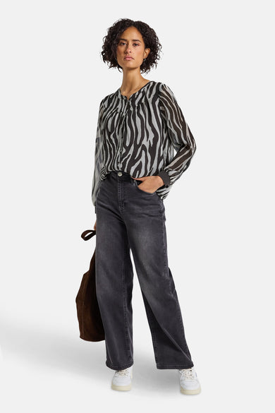 Multikleurig gestreept overhemd met zebraprint van Street One, gedragen met een wijde zwarte jeans en een bruine tas.
