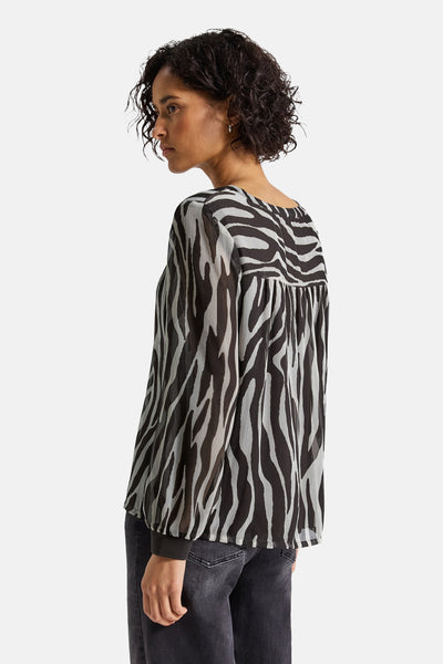 Multikleurige blouse (lange mouwen) van Street One, met zebraprint, gedragen met een zwarte jeans.