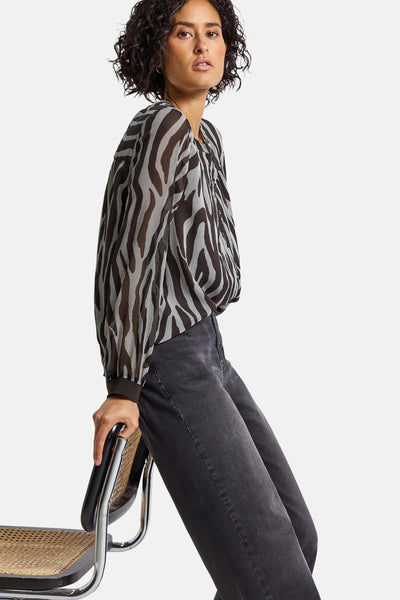 Multikleurige blouse met lange mouwen van STREET ONE, transparant zebraprint, gedragen met een donkergrijze jeans.