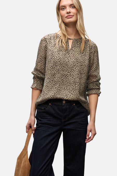 Multikleurig overhemd met lange mouwen van Street One, met dierenprint en gedragen met een blauwe jeans.