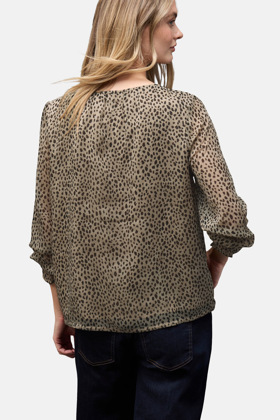 Chemisier à manches longues multicolore de Street One, avec motif animalier et porté avec un jean bleu.