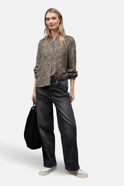 Chemisier à manches longues multicolore de Street One avec un motif à pois, porté avec un jean noir ample.