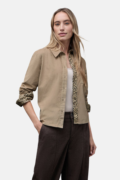Beige blouse met lange mouwen van Street One, met luipaardprint bies en gedragen over een effen hemdje.