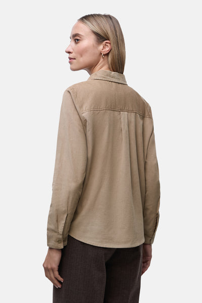 Beige blouse (lange mouwen) van Street One, met plooi aan de achterkant, gedragen met een bruine broek.