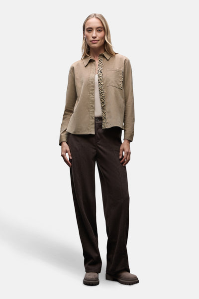 Beige blouse met lange mouwen van Street One, met luipaardprint op de knoopsluiting en de zak.