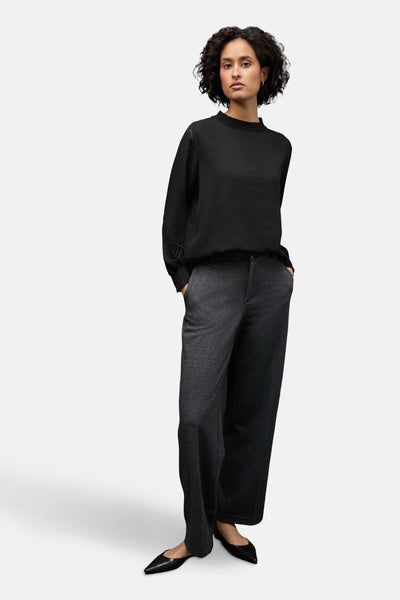 Chemisier noir à manches longues de Street One, avec motif à chevrons texturé, porté avec un pantalon gris.
