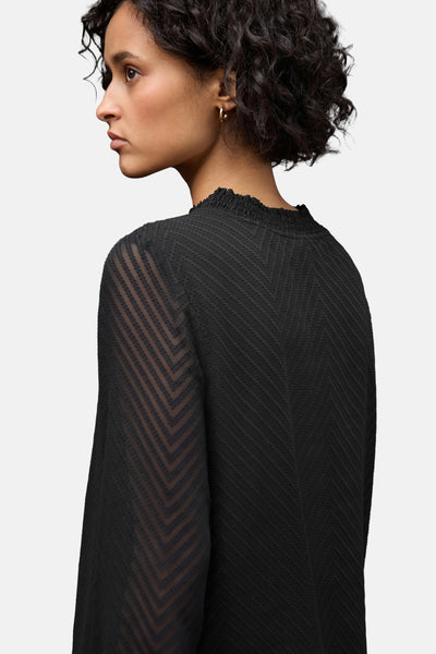 Chemisier noir à manches longues par Street One, avec motif chevron texturé et col montant froncé.
