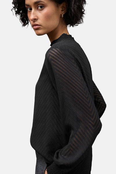 Chemisier noir à manches longues par Street One, motif chevron texturé et col montant.