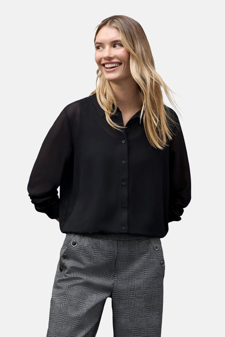Zwarte blouse met lange mouwen van STREET ONE gedragen met een geruite broek en een zwarte tas.