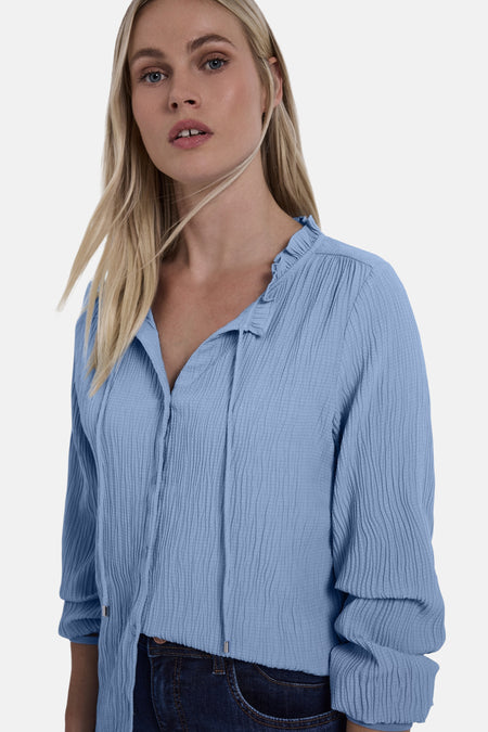 Chemisier bleu à manches longues de Street One, avec texture gaufrée, col à volants et liens à nouer.