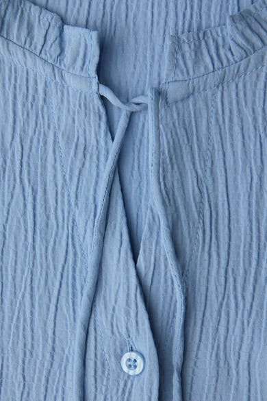 Chemisier bleu à manches longues de Street One, texture gaufrée, col montant avec liens et boutonnière partielle.
