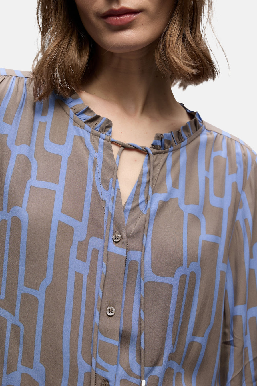 Chemisier à manches longues multicolore de STREET ONE, motif géométrique bleu sur fond taupe, avec boutons et col à froufrous.

