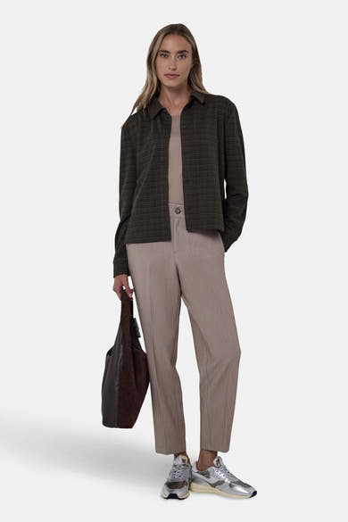 Chemisier à manches longues multicolore de Street One, porté avec un pantalon beige et un sac cabas en cuir marron.