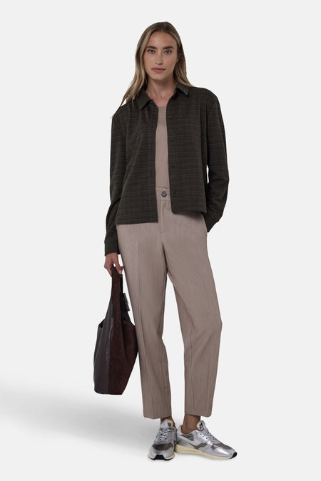 Chemisier à manches longues multicolore de Street One, porté avec un pantalon beige et un sac cabas en cuir marron.