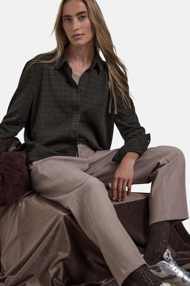 Chemisier à manches longues multicolore par STREET ONE, porté avec un pantalon beige et des chaussettes pailletées.