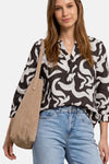 Multikleurige blouse van STREET ONE met zwart-wit abstract patroon, tunische kraag en 3/4 mouwen, gedragen met een lichte jeans en een beige suède tas.