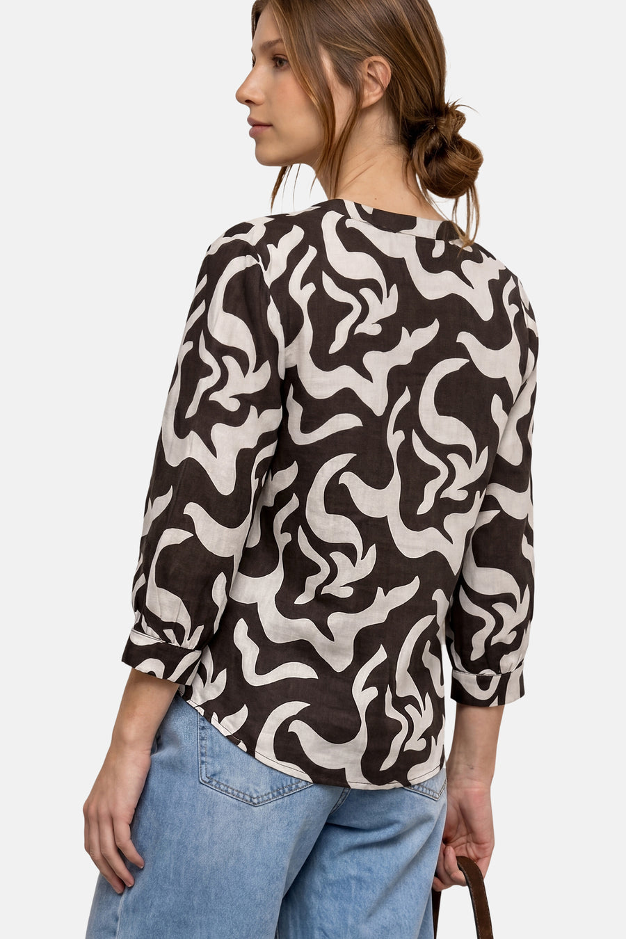 Zwart-witte 3/4-mouwenblouse van STREET ONE, met een golvend abstract patroon, achterzijde.