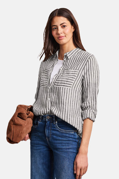 Gestreepte meerkleurige blouse van STREET ONE, opgerolde mouwen, gedragen open over een wit T-shirt met een spijkerbroek en sneakers.