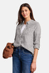 Gestreepte meerkleurige blouse van STREET ONE, opgerolde mouwen, gedragen open over een wit T-shirt met een spijkerbroek en sneakers.