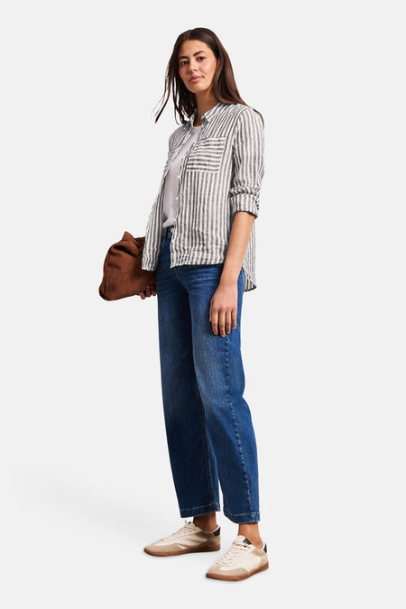 Chemise rayée multicolore de STREET ONE, manches retroussées, portée ouverte sur un t-shirt blanc avec un jean et des baskets.