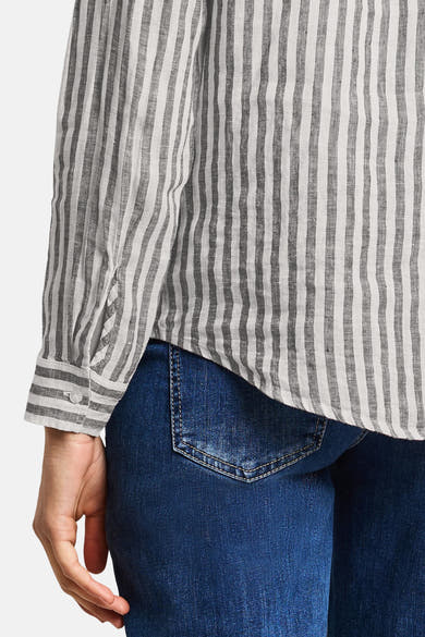 Gestreepte grijs-witte blouse met lange mouwen van STREET ONE, gedragen met een donkerblauwe jeans, achtergezicht.