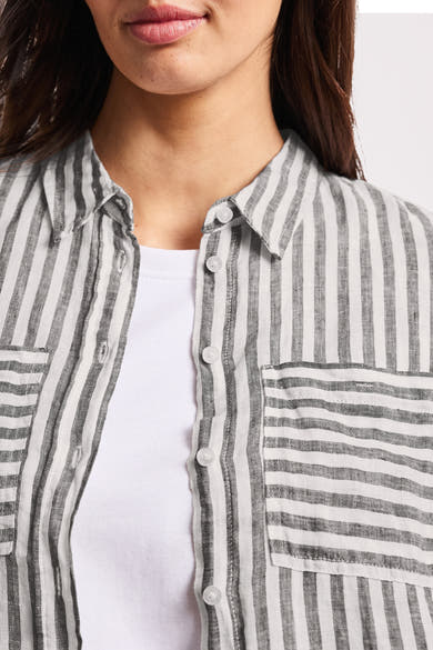 Gestructureerd zwart-wit verticaal gestreept overhemd van STREET ONE, open over een wit T-shirt, met horizontale strepen op de borstzakken.
