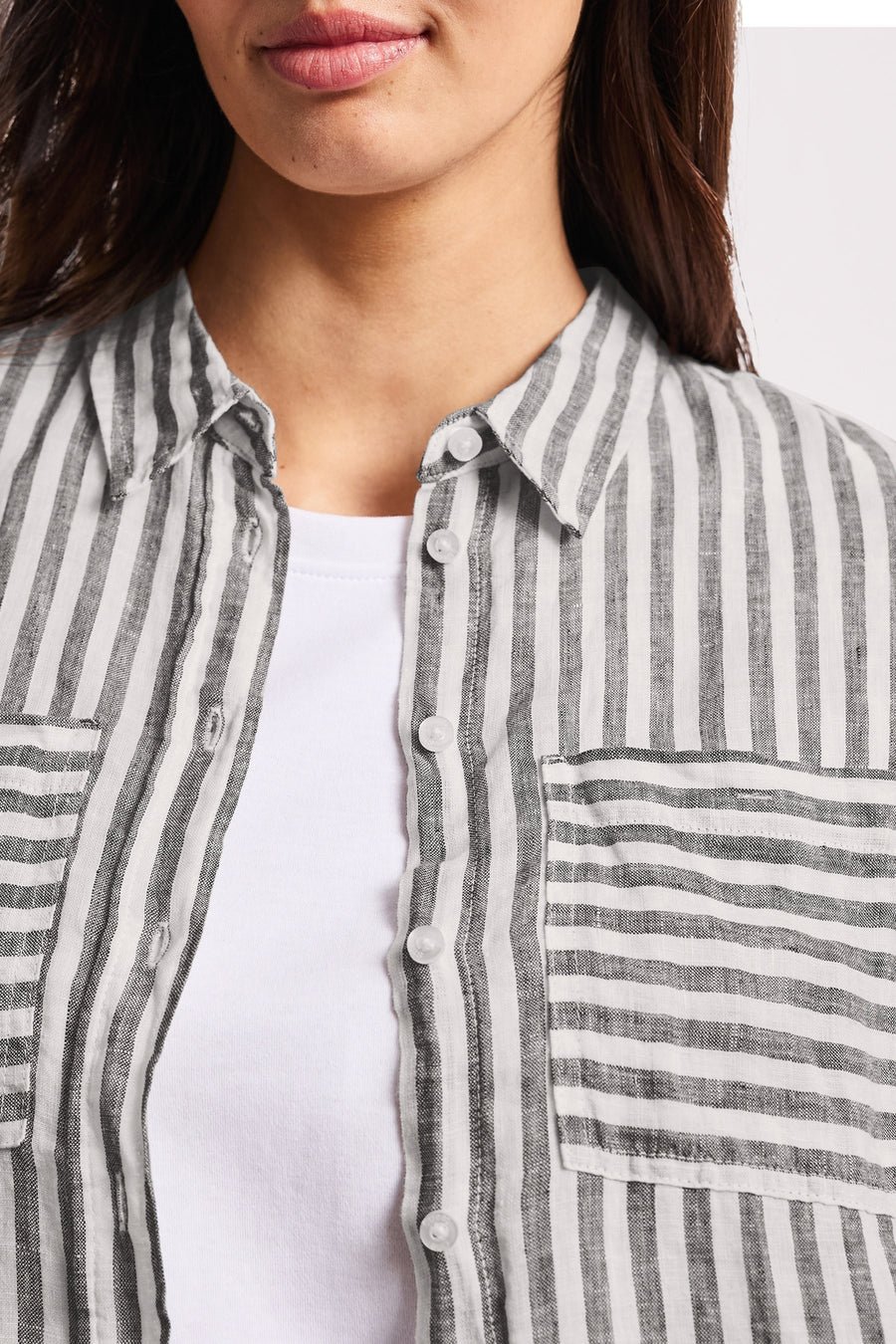 Gestructureerd zwart-wit verticaal gestreept overhemd van STREET ONE, open over een wit T-shirt, met horizontale strepen op de borstzakken.