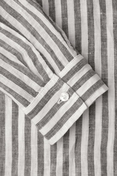 Gestreepte grijs-witte blouse van STREET ONE, close-up van de getextureerde stof en de geknoopte manchet.