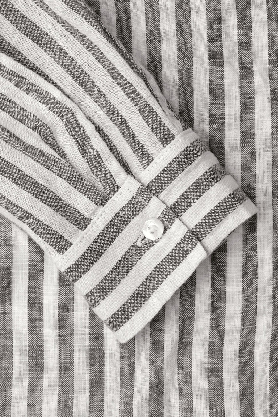 Gestreepte grijs-witte blouse van STREET ONE, close-up van de getextureerde stof en de geknoopte manchet.