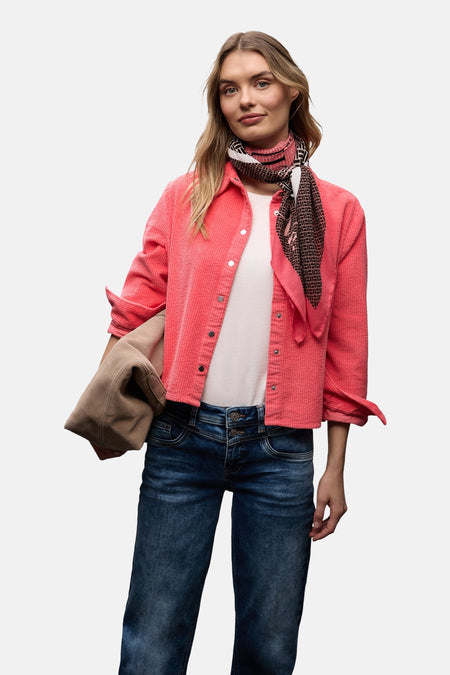 Chemise à manches longues corail de STREET ONE, en velours côtelé, portée ouverte sur un t-shirt blanc, avec un foulard à motifs.