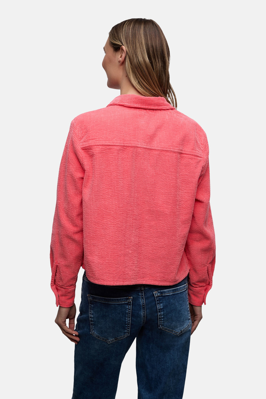 Koraalkleurig corduroy overhemd met lange mouwen van Street One, met knoopsluiting en korte pasvorm, gedragen met een blauwe jeans.