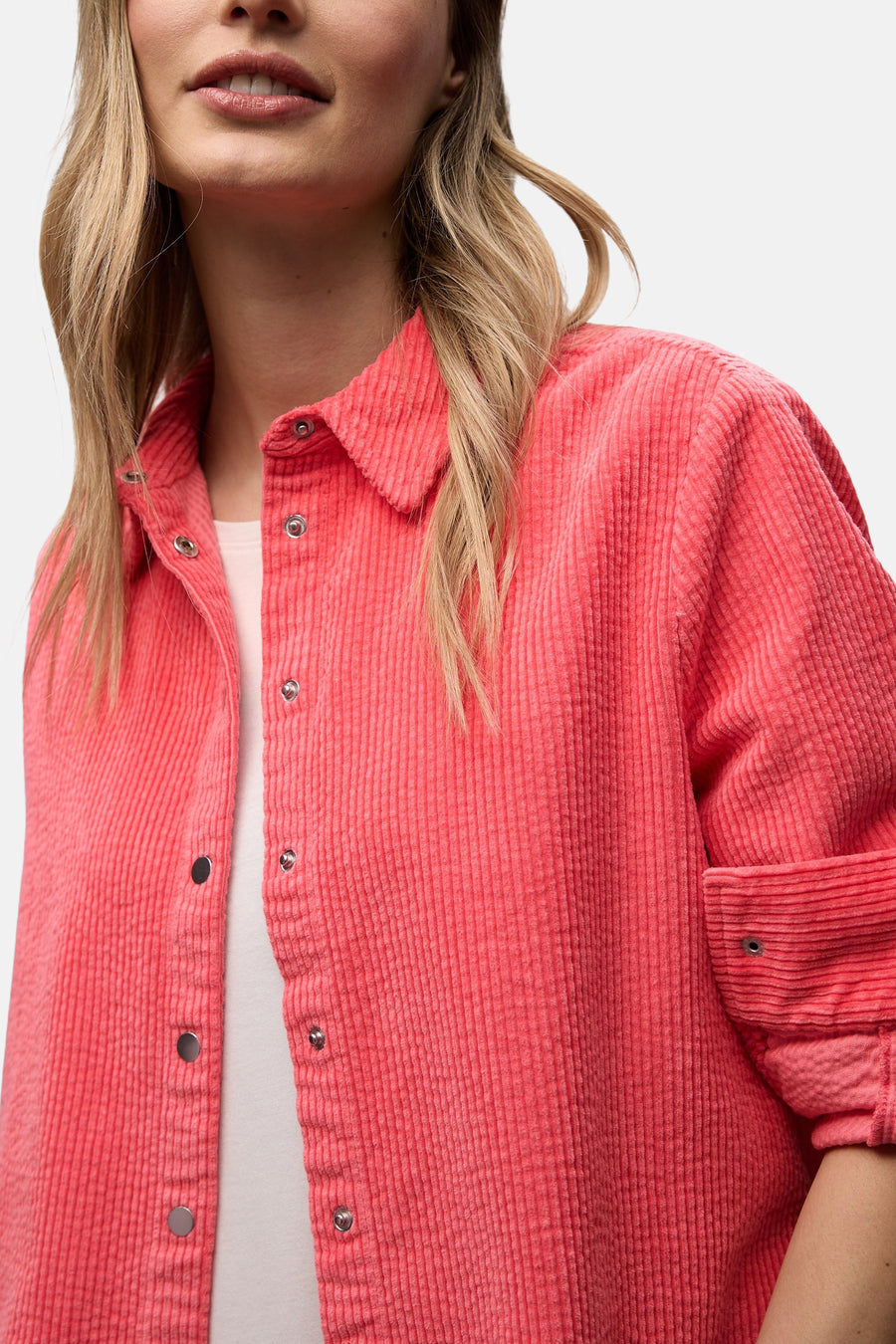 Koraalkleurig overhemd met lange mouwen van Street One, van corduroy met metalen drukknoppen, gedragen over een wit T-shirt.