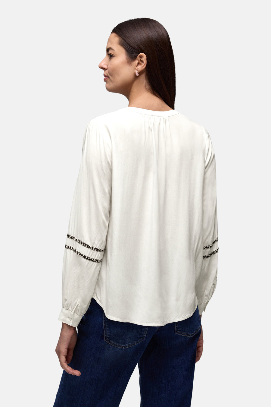 Wit blouse met lange mouwen van STREET ONE met patroondetails op de mouwen en afgeronde zoom, achterzijde.