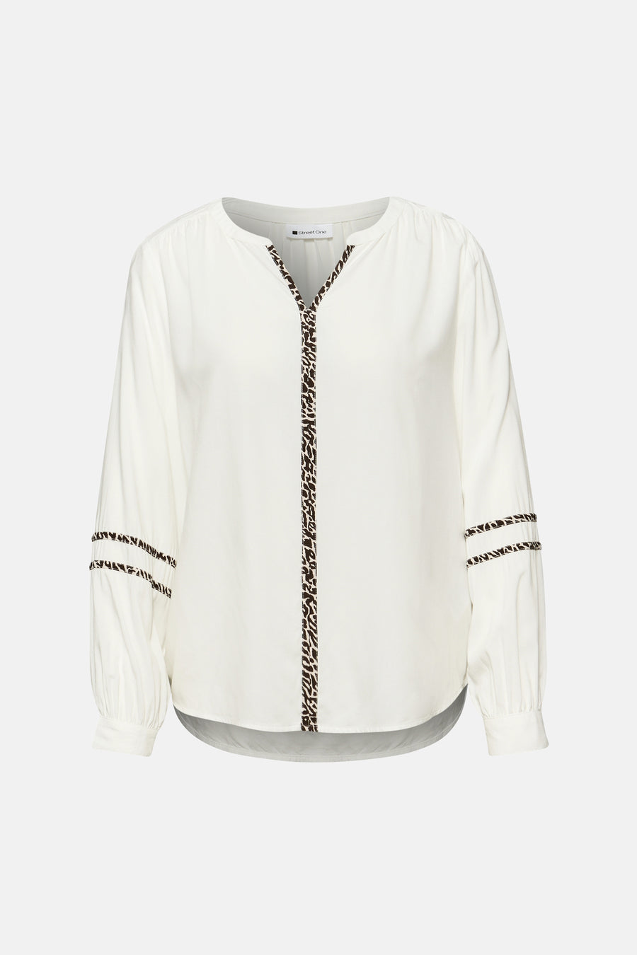 Wit blouse met lange mouwen van Street One, versierd met luipaardmotieven op de voorkant en mouwen.