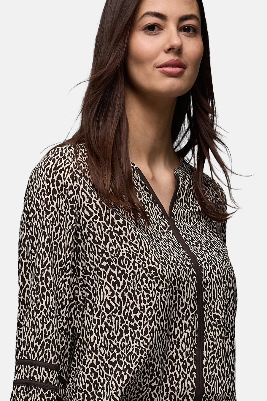 Bruine met lange mouwen in bruin van STREET ONE, met dierenprint, knoopsluiting en donkere afwerkingen.