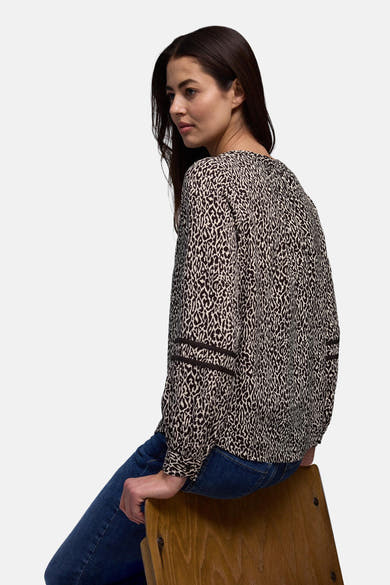 Bruine blouse met lange mouwen van Street One, dierenprint, gedragen met een blauwe jeans.